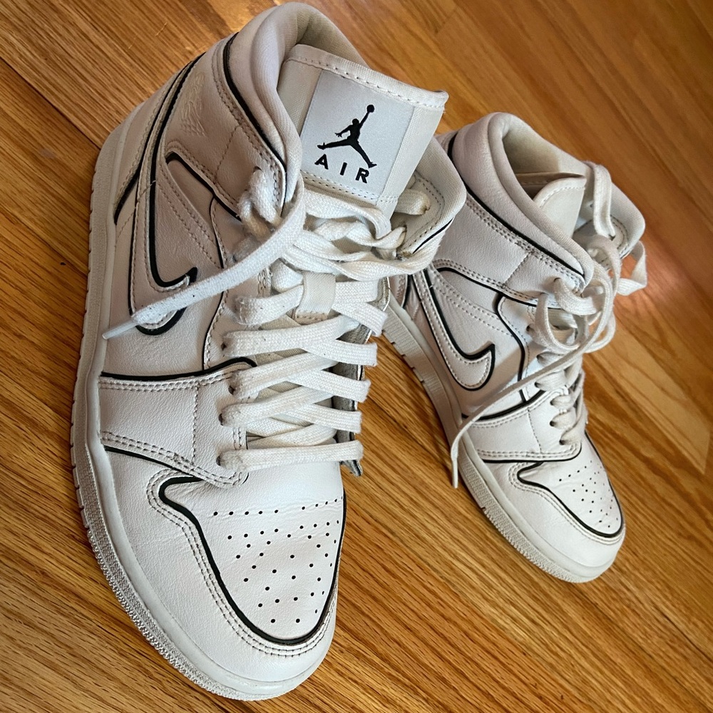 Jordan 1 Mid
Iridescent Reflective White (W)
